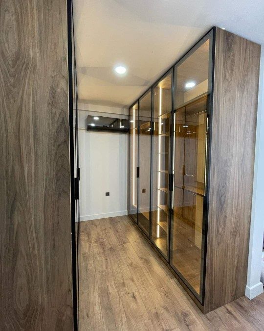 Giyinme koridoru — cam kapaklı ışıklı gardıroplar