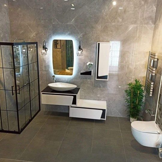 Banyo — siyah kareli cam duş ve asimetrik lavabo