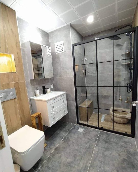 Banyo — siyah ızgara duşakabin ve mermer kurna