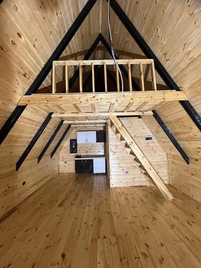 A-frame tiny house iç mekân — mutfak, asma kat ve merdiven