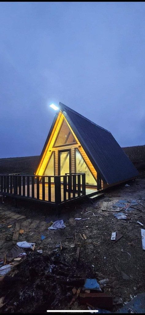 A-frame tiny house — gece cam cephe ve ahşap teras