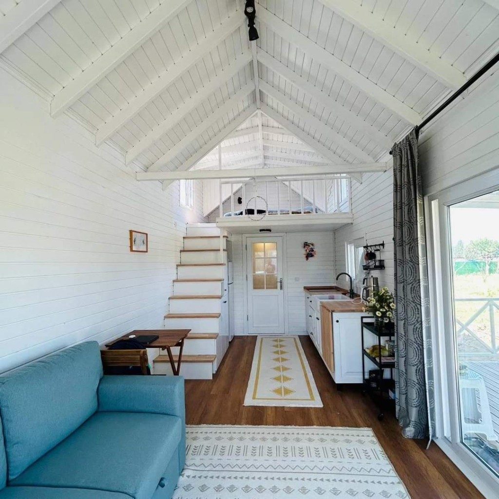 Tiny house iç mekân — beyaz tavan, loft ve kompakt mutfak