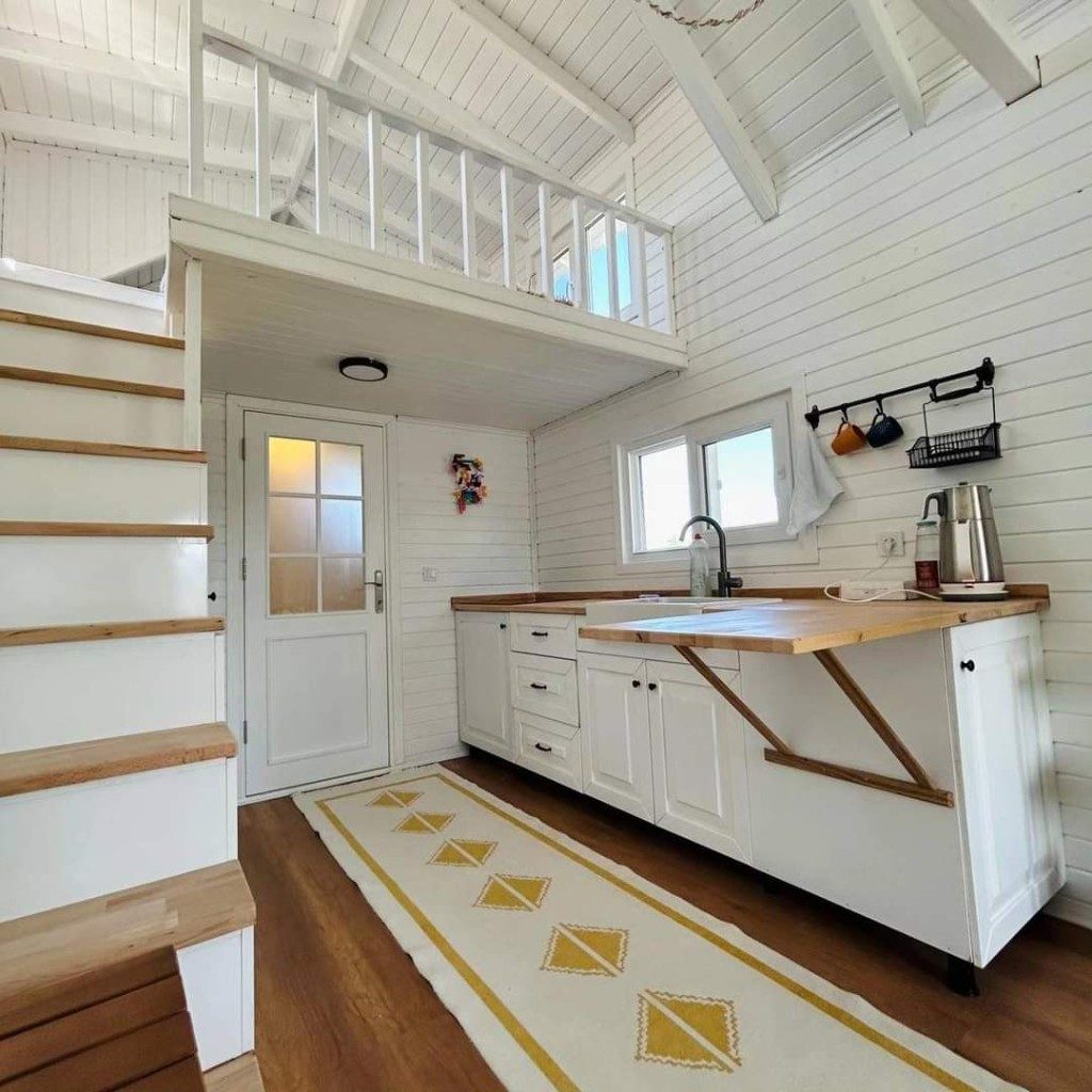 Tiny house iç mekân — loft merdiven ve katlanır mutfak masası