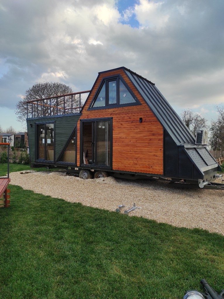 Tekerlekli tiny house — A-frame çatı, teras ve şasi